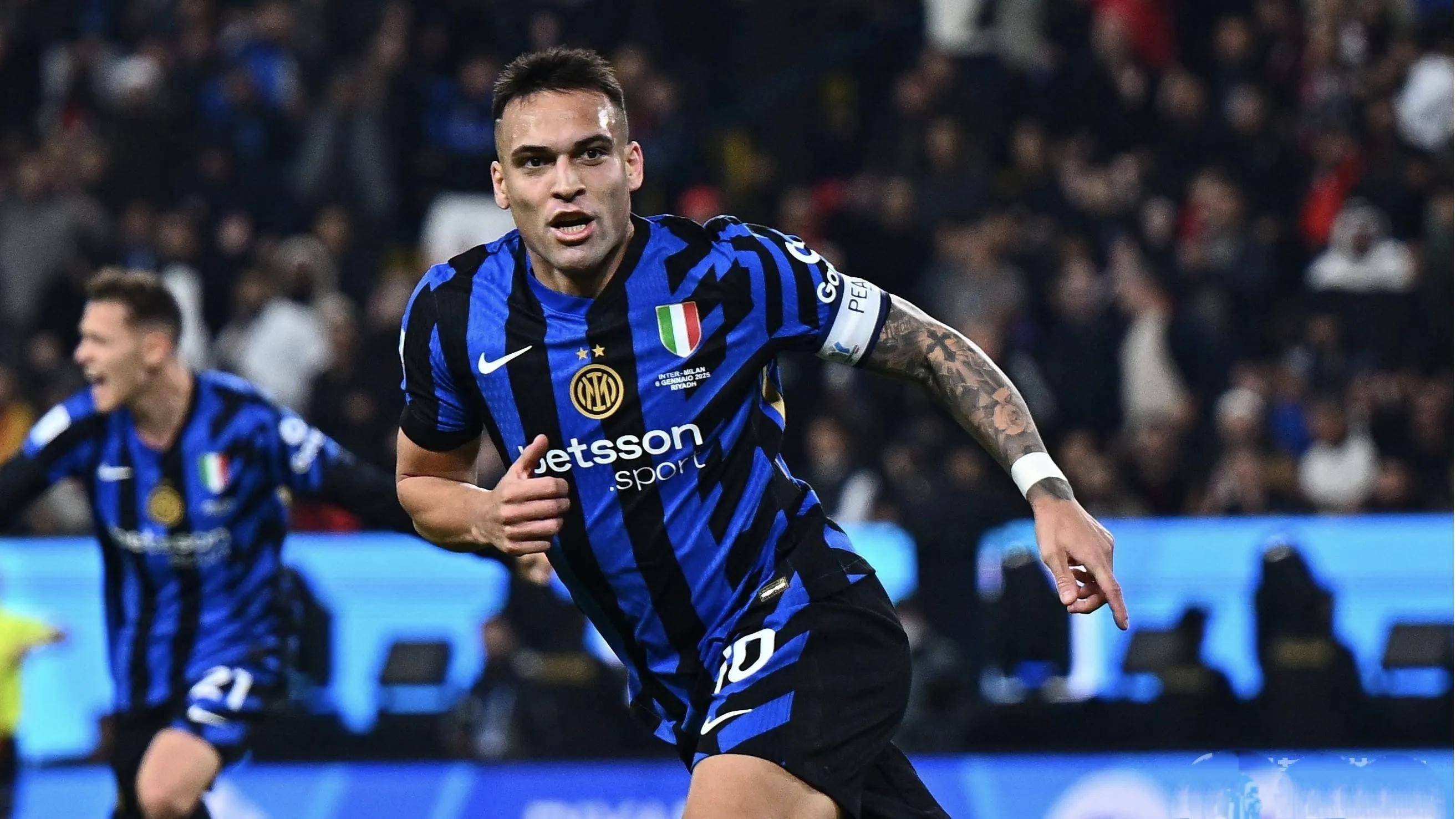 关于AC米兰在意甲比赛中表现抢眼，继续追赶领先者的信息