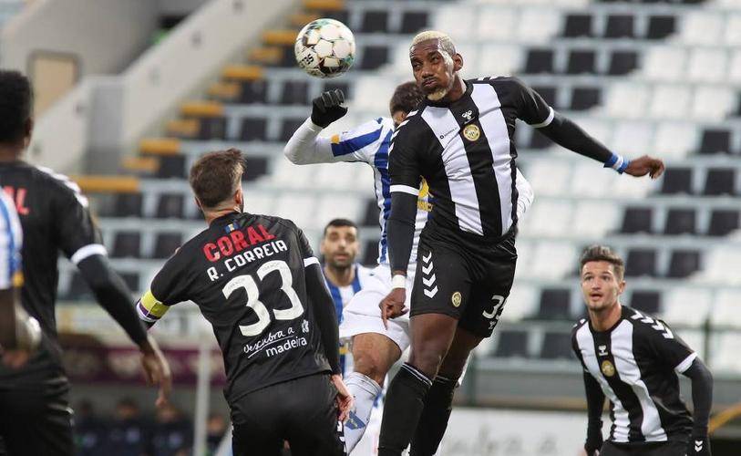 世俱杯-包含吉马良斯后卫稳健防守团队战胜强敌的词条