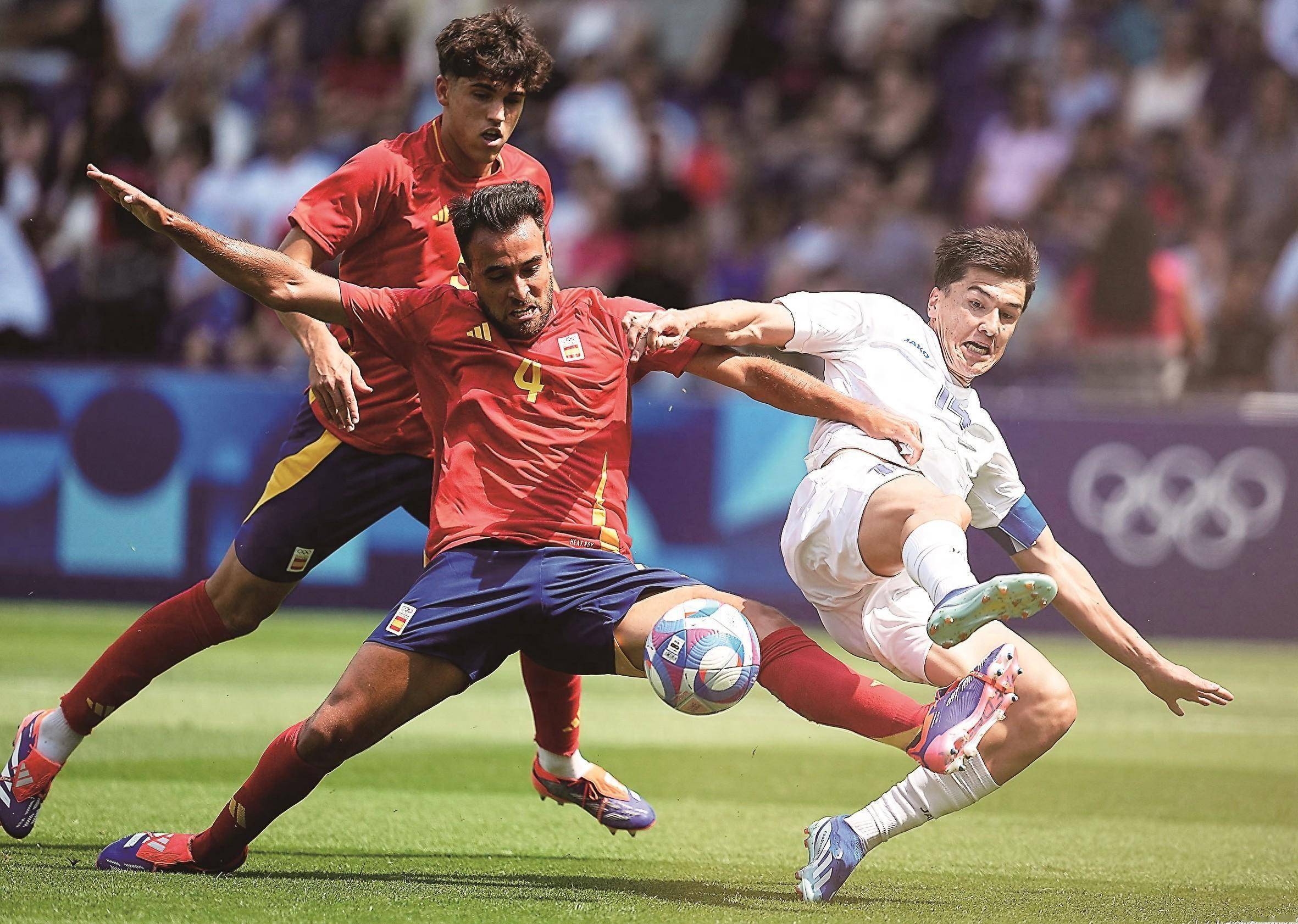 这场足球比赛中展现的团队协作精神令人震撼