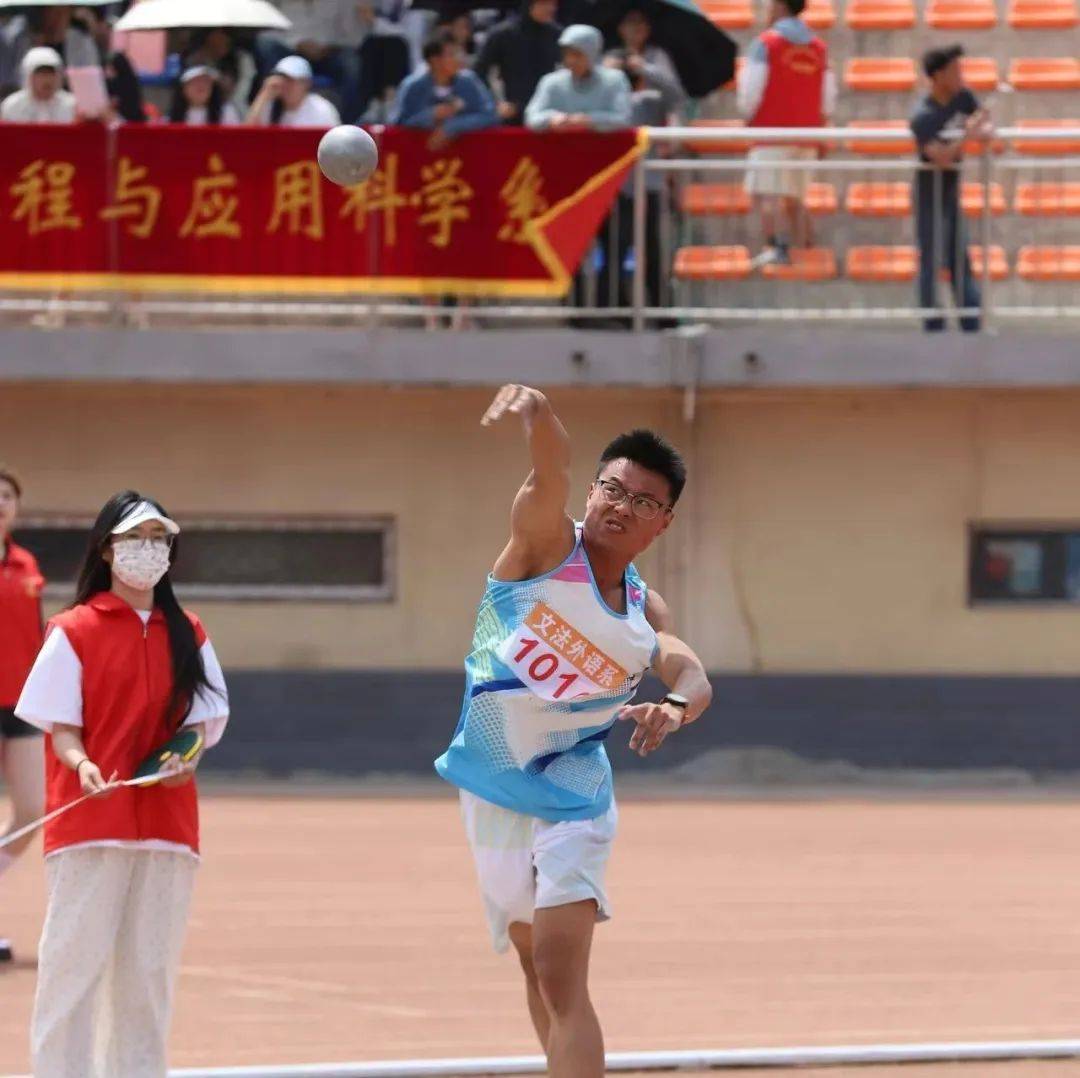 运动员们在赛场上不惧挑战，迎接胜利