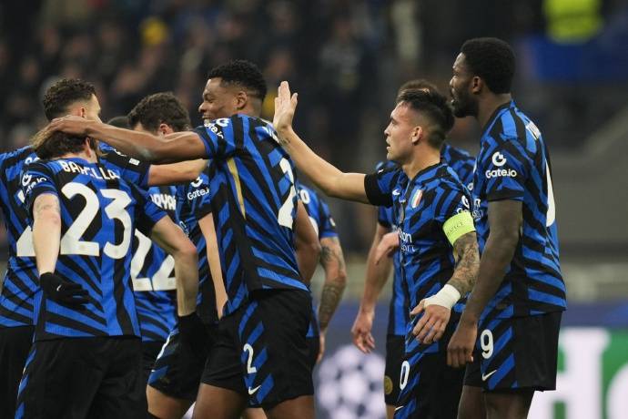 欧洲球队实力碰撞,赛场上激烈比拼争夺晋级 欧洲球队实力碰撞,赛场上激烈比拼争夺晋级