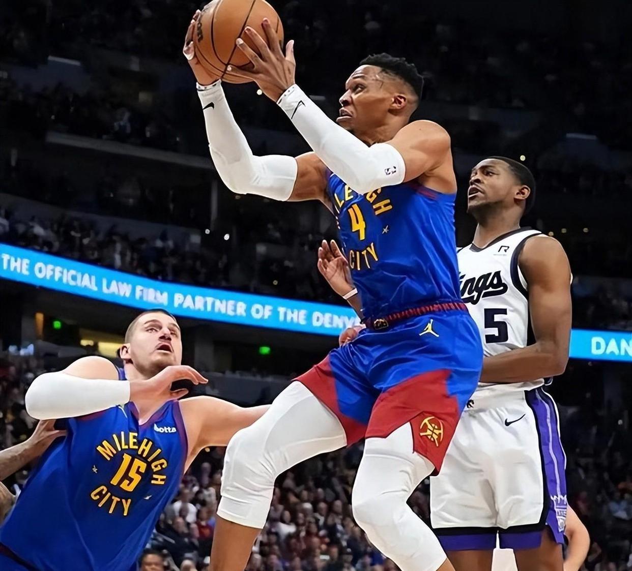 世俱杯冠军-威少发挥抢眼雷霆人得分上双战胜雄鹿