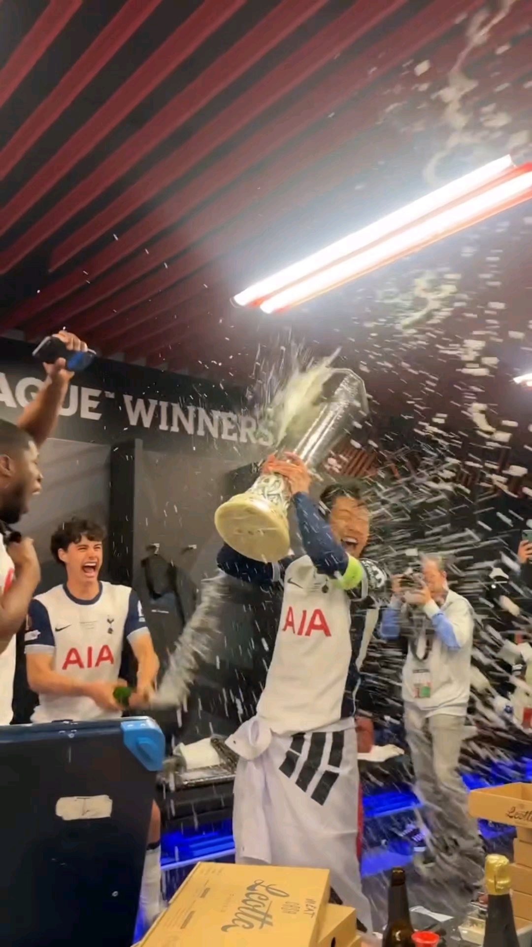 欧预赛中球员精彩表现引发球迷热烈欢呼