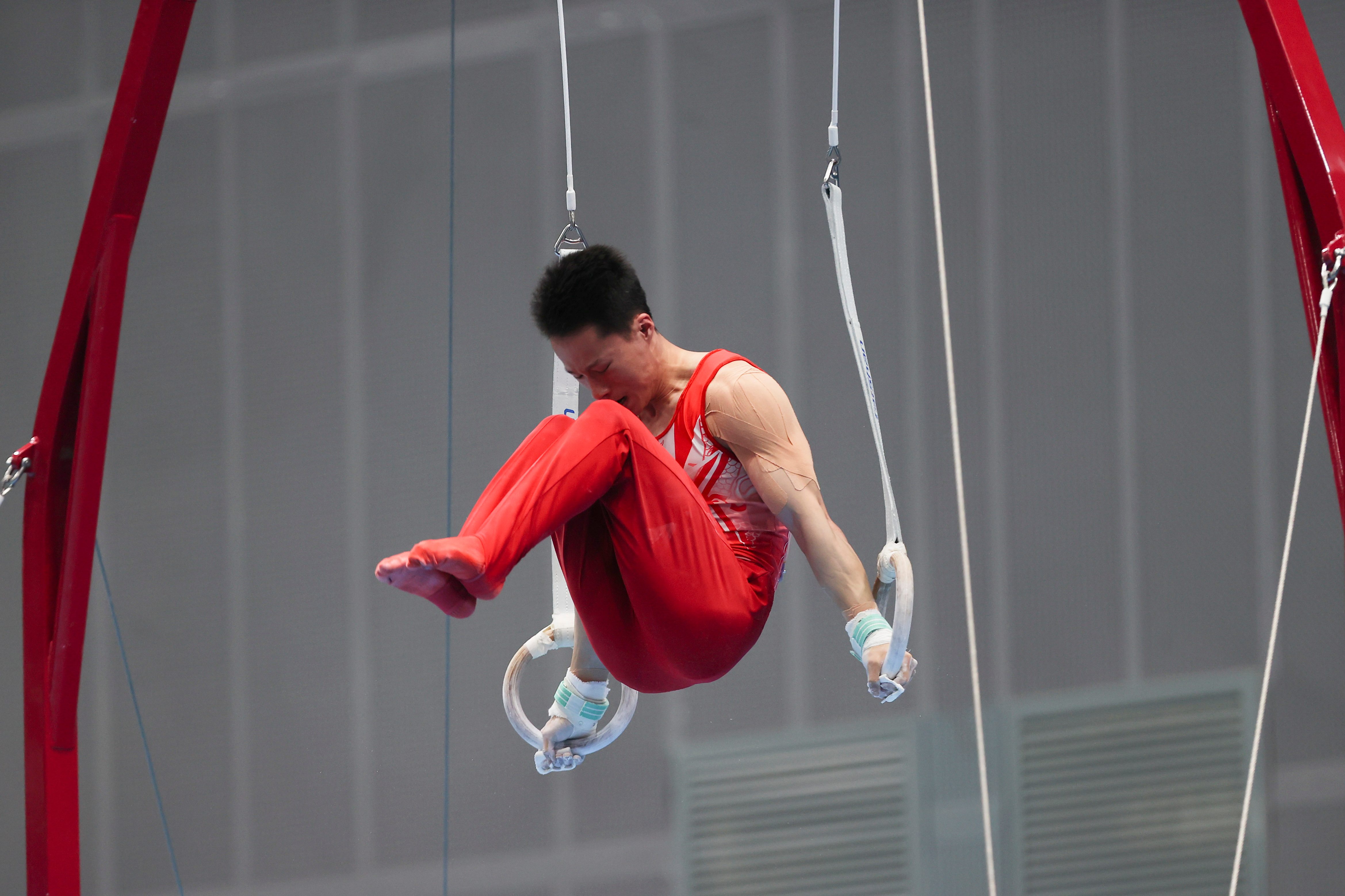 体操团体在比赛中发挥团队力量获胜