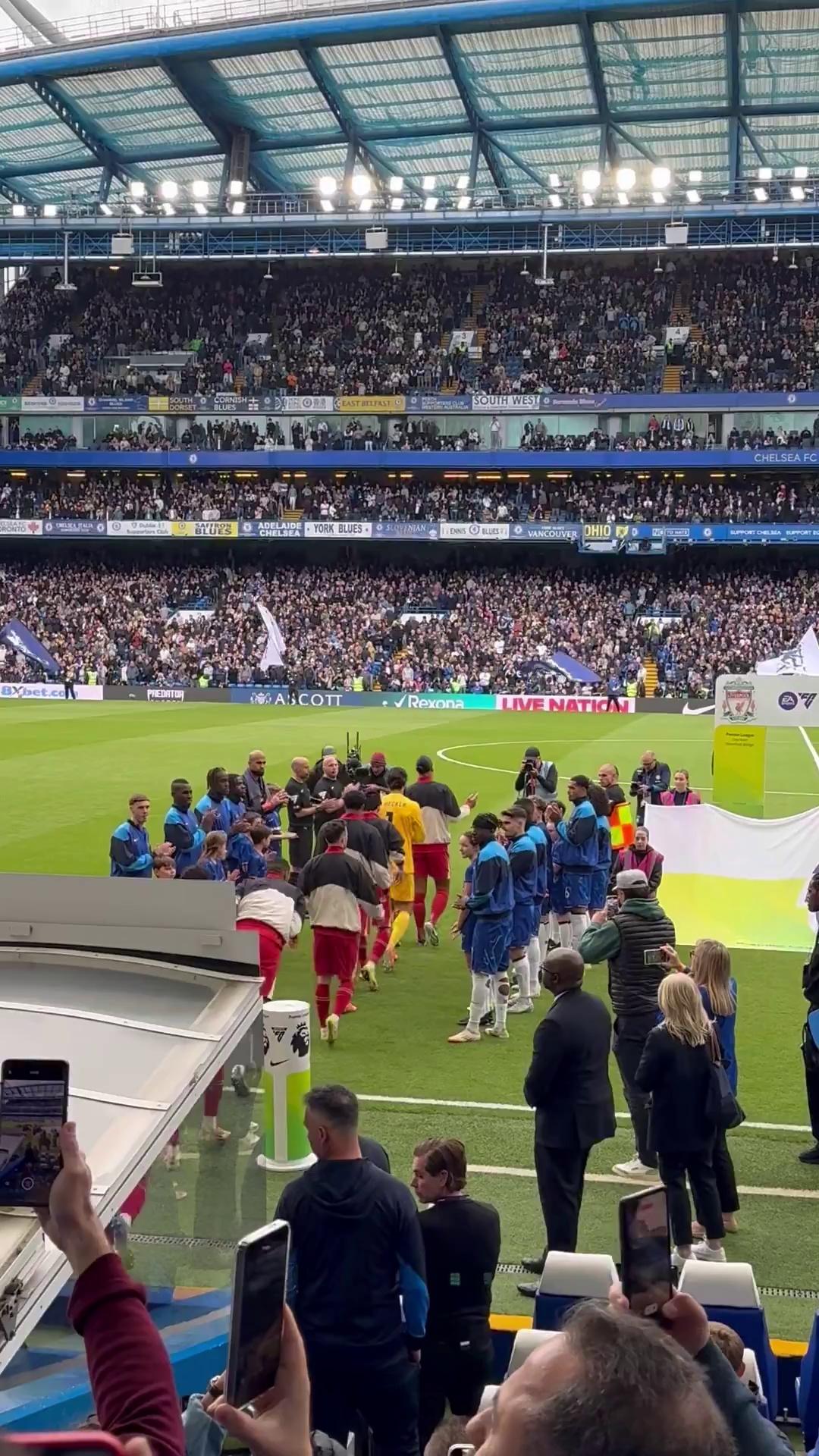 关于切尔西球员恶意铲倒利物浦球员:红军球员遭重击的信息