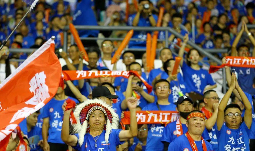 精彩比赛热度高涨,场外球迷激情呐喊 精彩比赛热度高涨,场外球迷激情呐喊