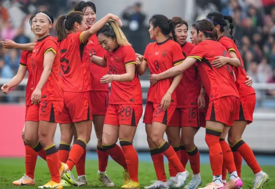 世俱杯改制-中国女足比赛中的抢球大战,场面异常激烈令人过目难忘