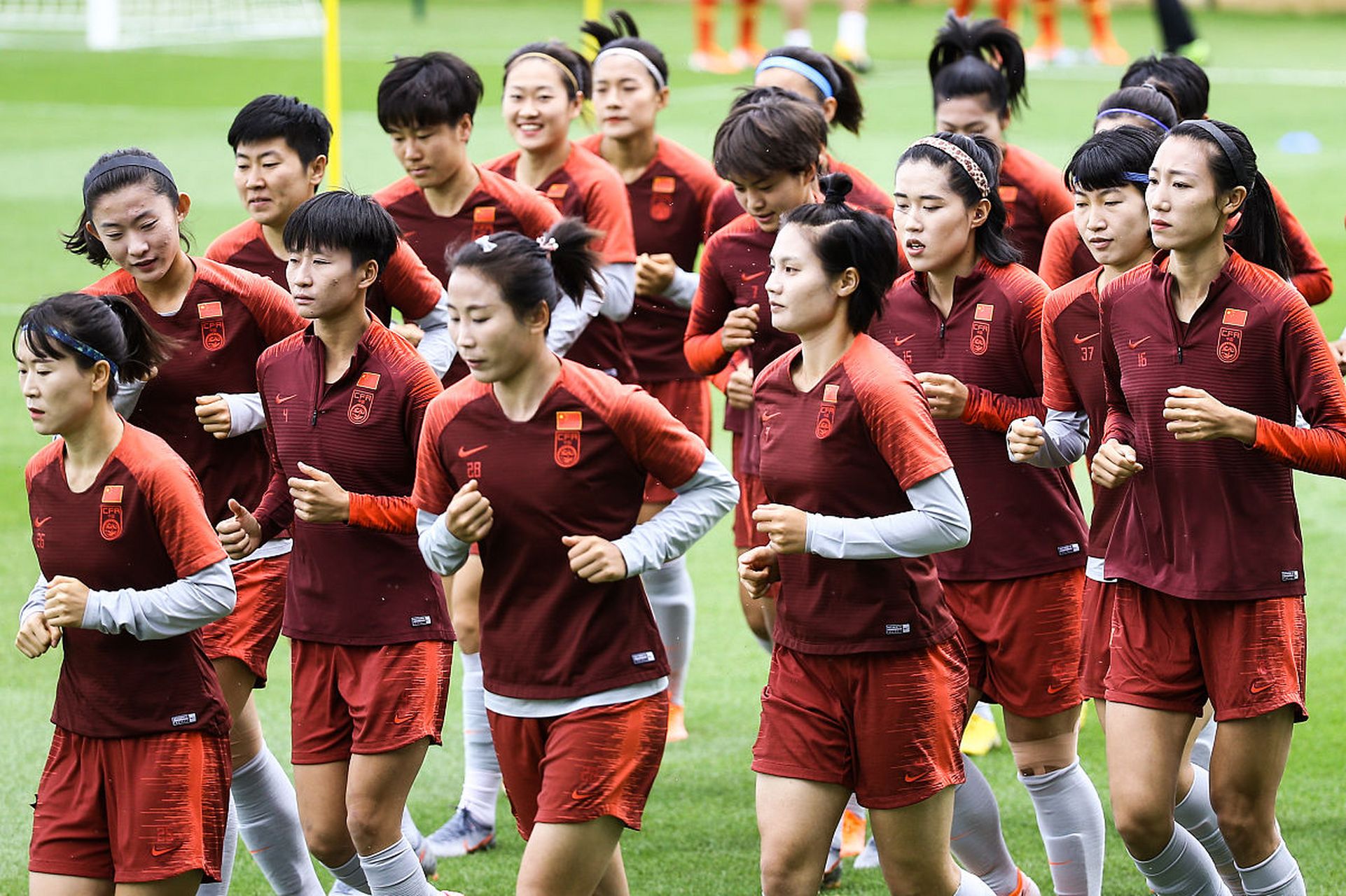 中国女足比赛中的抢球大战，场面异常激烈令人过目难忘