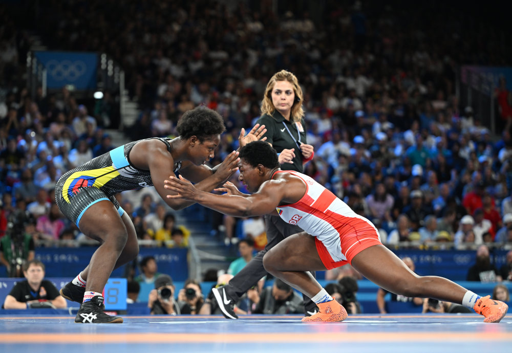 包含哥伦比亚运动员勇夺摔跤比赛冠军的词条