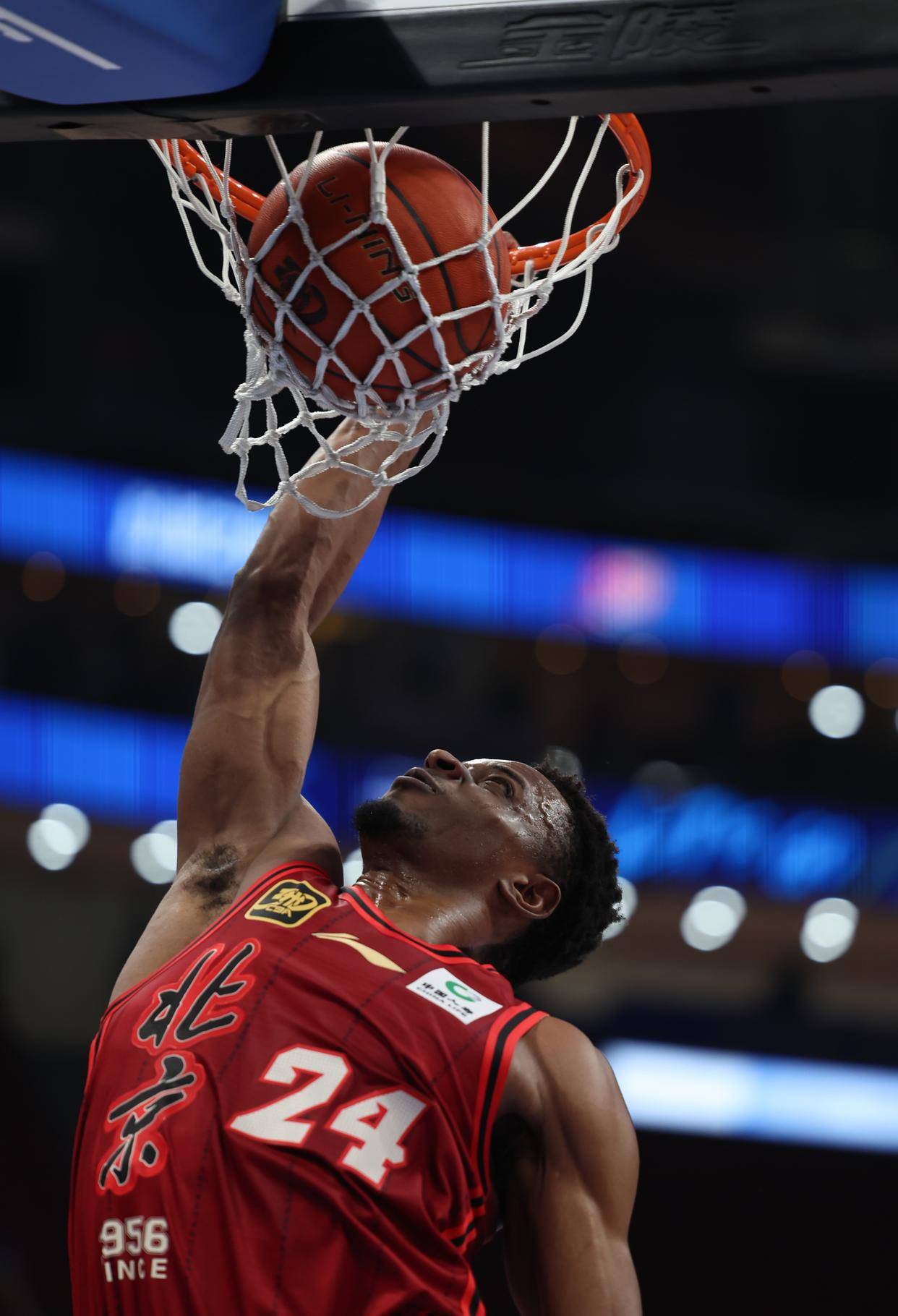 包含水花四溅！球员突破得手让防守方束手无策的词条