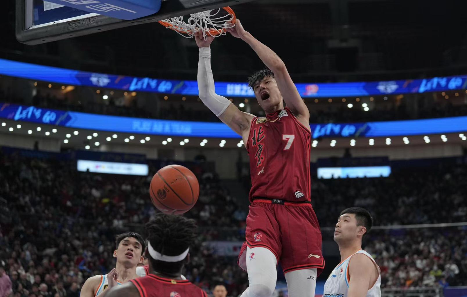 篮球比赛重燃战火，队员精神状态达到巅峰