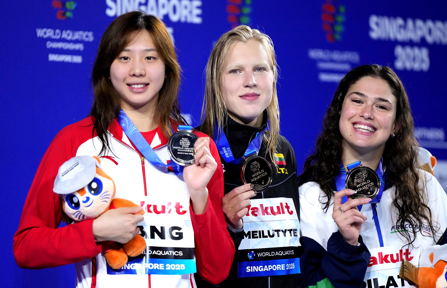 美国游泳选手刷新世界纪录取得第一名