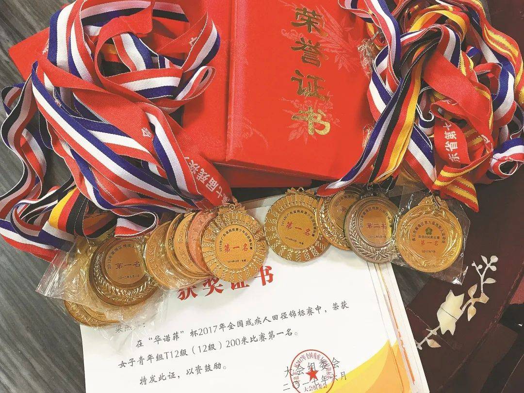 选手意外受伤，仍以顽强毅力取得佳绩的简单介绍