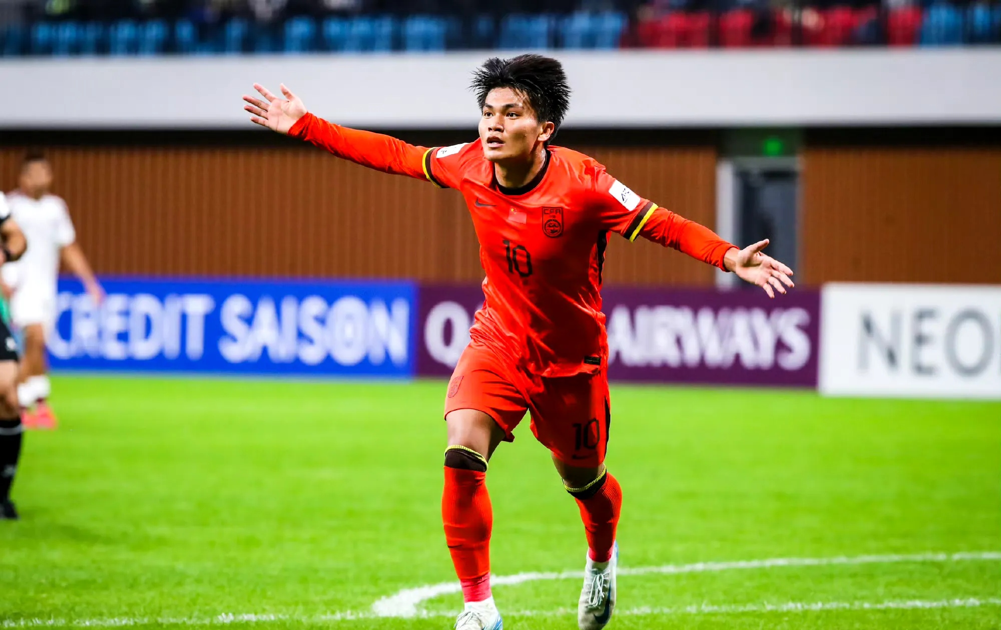 球场上表现抢眼，球员们笑逐颜开