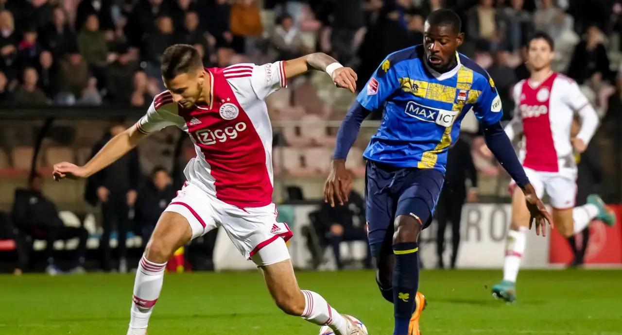 阿贾克斯全面压制对手,成功晋级 阿贾克斯全面压制对手,成功晋级