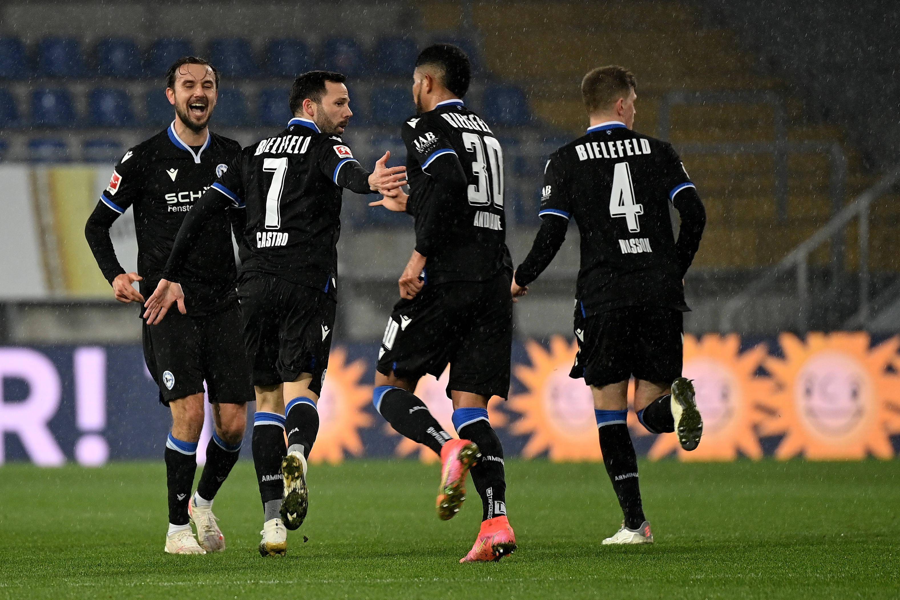 包含不莱梅取得胜利，球队战术配合默契的词条