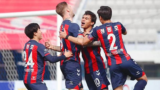 华伦西亚斯主场克服困难,取得胜利 华伦西亚斯主场克服困难,取得胜利