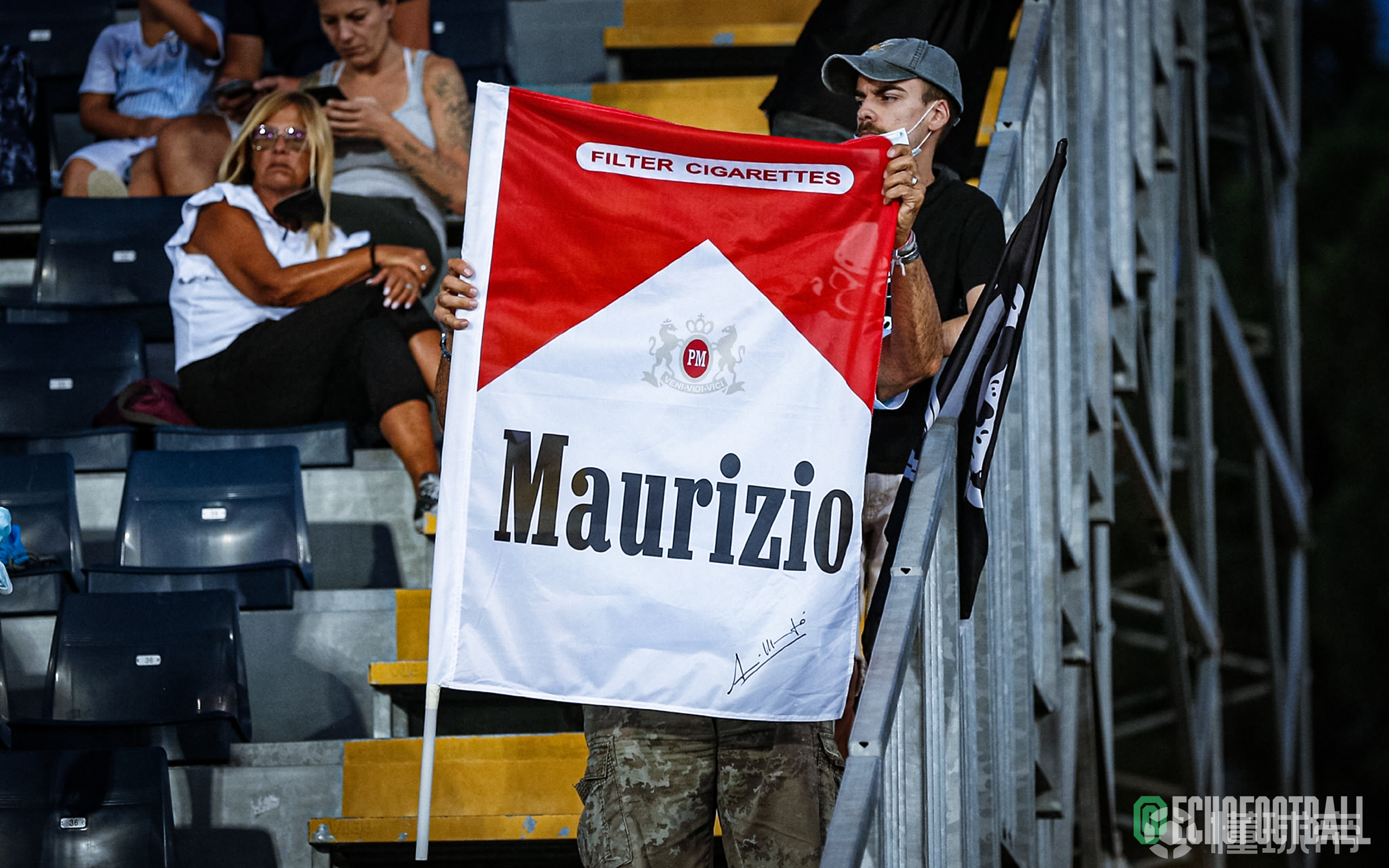 拉齐奥球迷庆祝胜利,现场气氛热烈 拉齐奥球迷庆祝胜利,现场气氛热烈