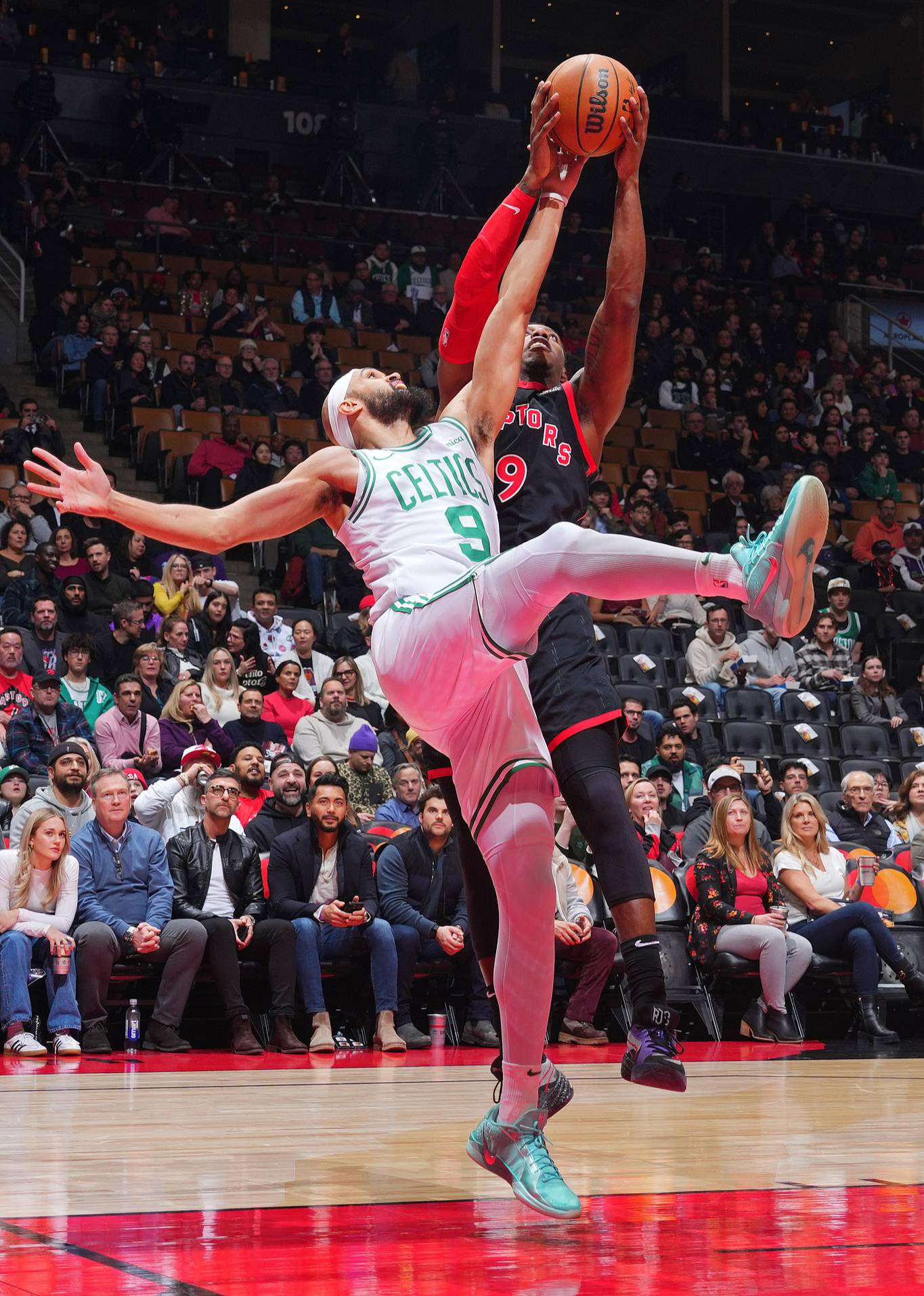 世俱杯改制-猛龙赛后庆祝胜利,全员欢呼雀跃