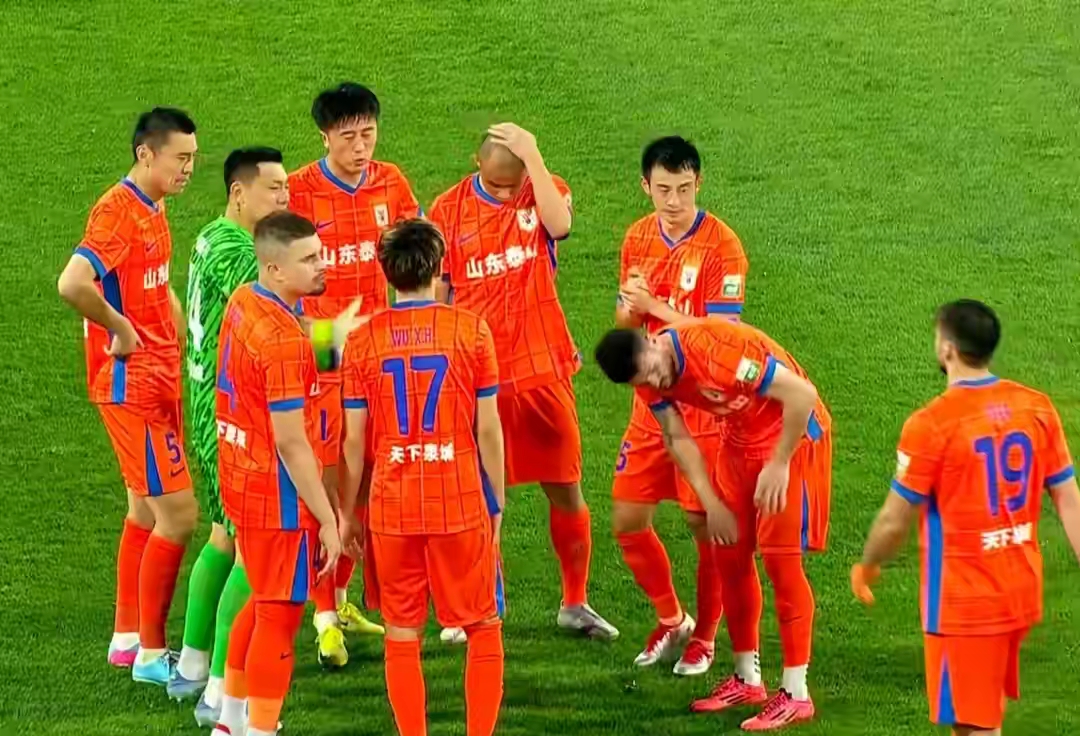 国内足球联赛的势均力敌赛况惊险不断 国内足球联赛的势均力敌赛况惊险不断