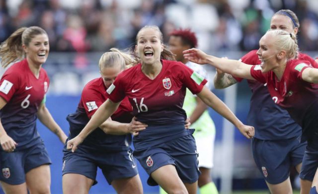 芬兰队在点球战中淘汰挪威,成功晋级下一轮 芬兰队在点球战中淘汰挪威,成功晋级下一轮