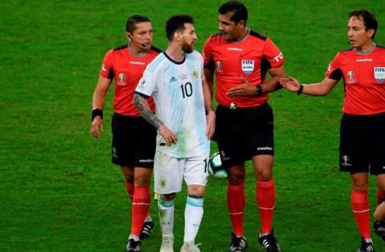 包含哥伦比亚碾压希腊，阿圭罗关键制胜的词条