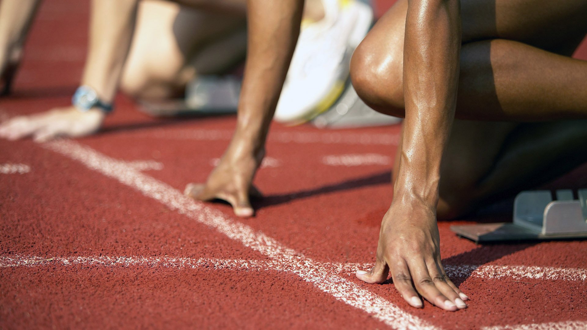 世俱杯分组-双重赛道的统治者，当范弗利特在篮球场血拼后，于F1巴林站接管比赛