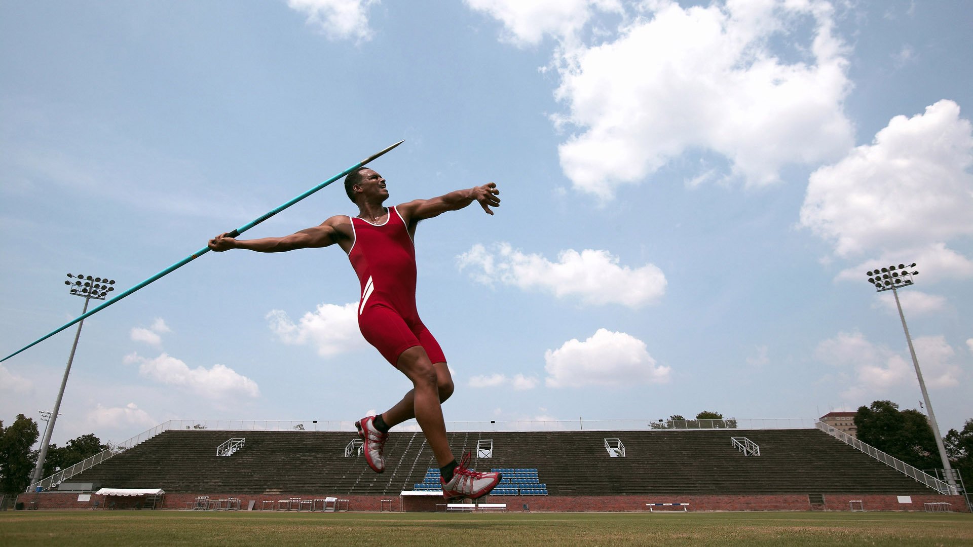 世俱杯直播-银箭复仇，当迈凯伦以窒息式战略让红魔叹息，拉塞尔如何化身赛道指挥官？