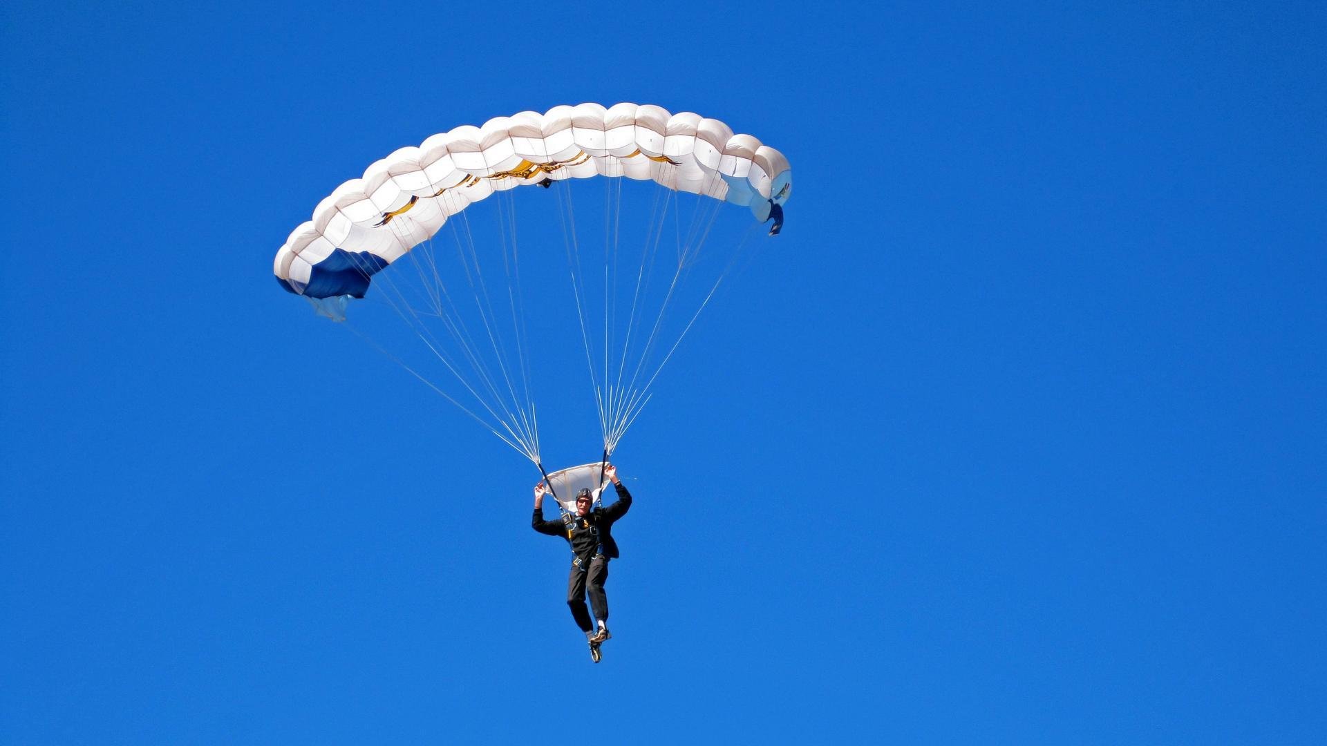 银箭复仇,当迈凯伦以窒息式战略让红魔叹息,拉塞尔如何化身赛道指挥官?